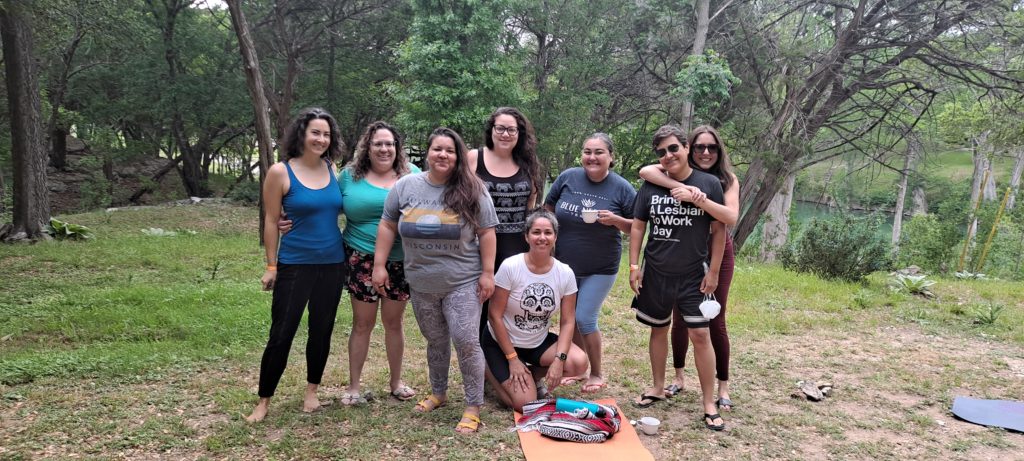 Florecemos 2021 participants during their last retreat with Bianca. There are seven participants outside with Bianca, dressed casually.  